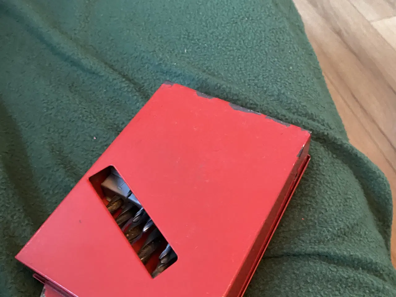 Billede 4 - Bor i rød metal æske 