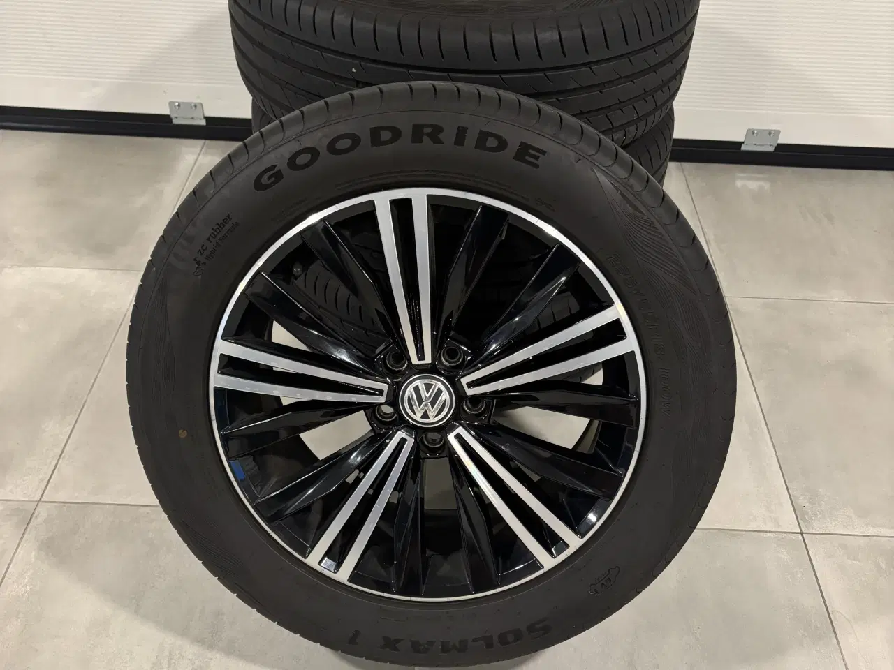 Billede 1 - VW sommerdæk med original fælge