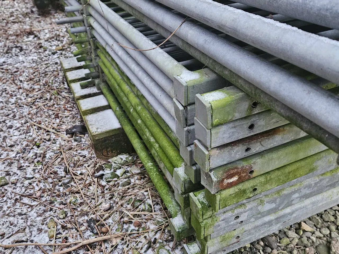 Billede 1 - Rester af inventar, brugt til får og geder