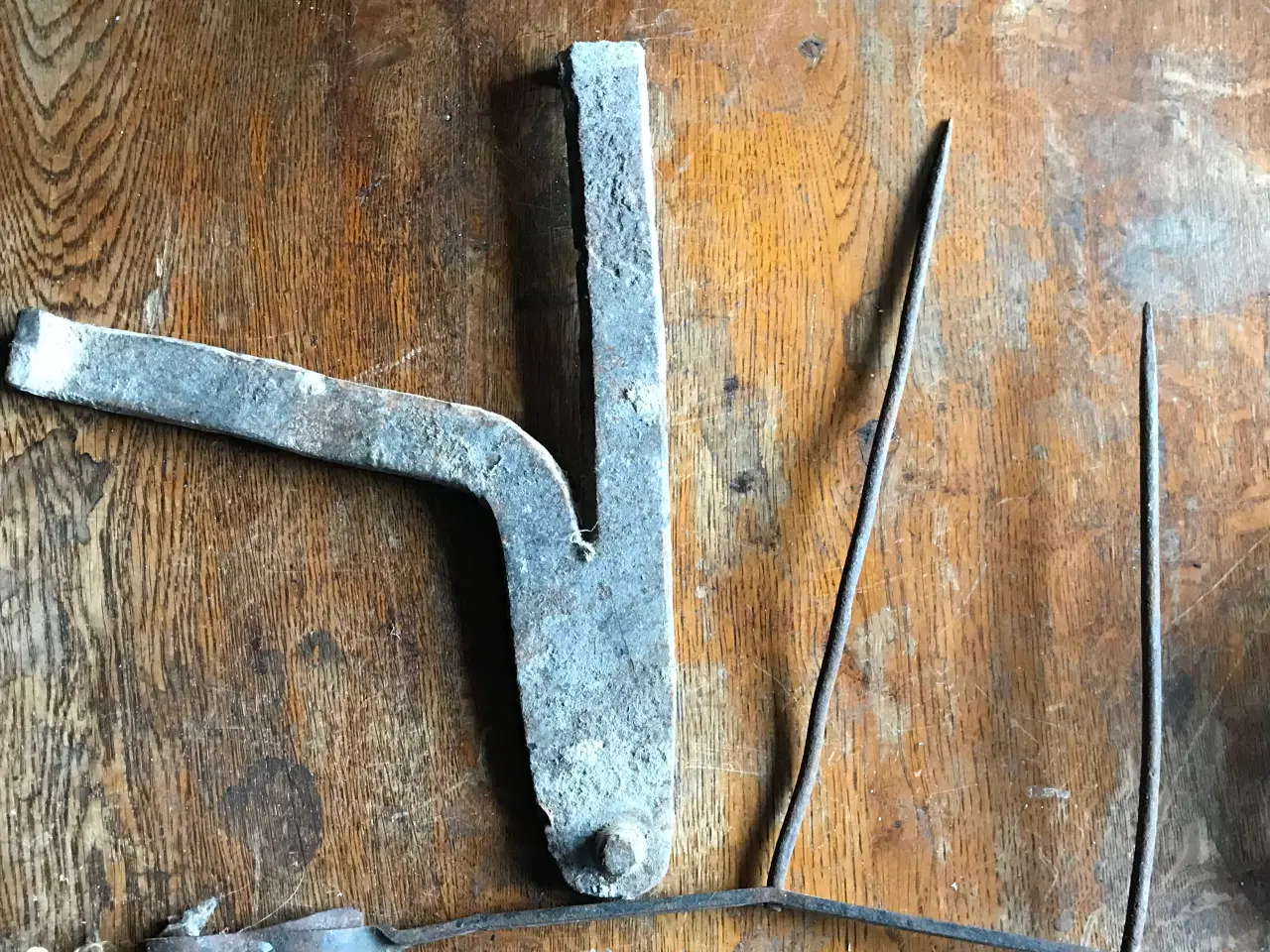 Billede 2 - Gamle landbrugsredskaber i metal og træ