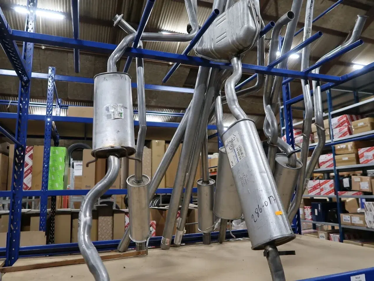 Billede 7 - Udstødninger m.v. i reol