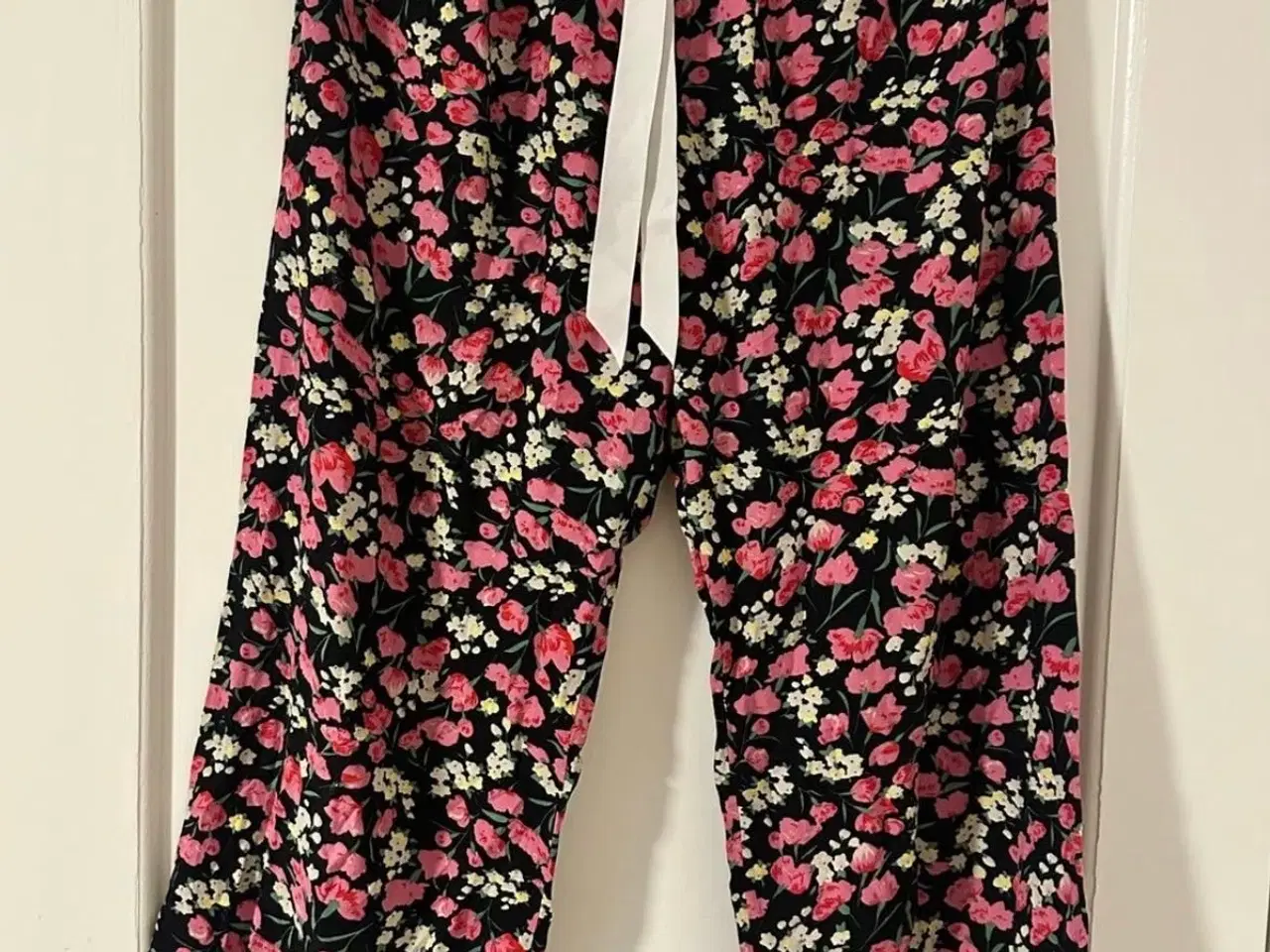 Billede 1 - Blomstrede bukser -  str. 158
