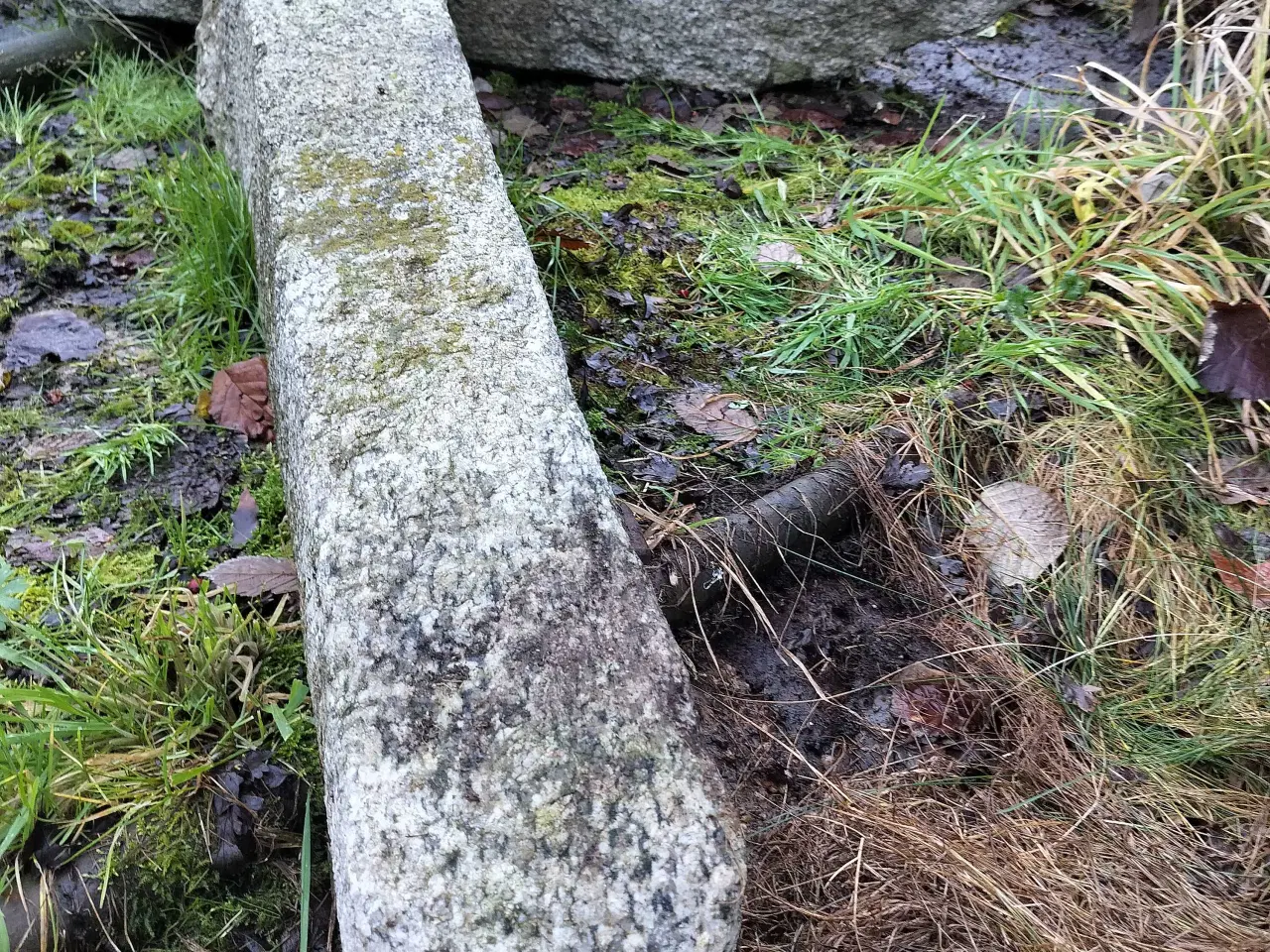 Billede 2 - Granit søjler 2 stk med kroge i