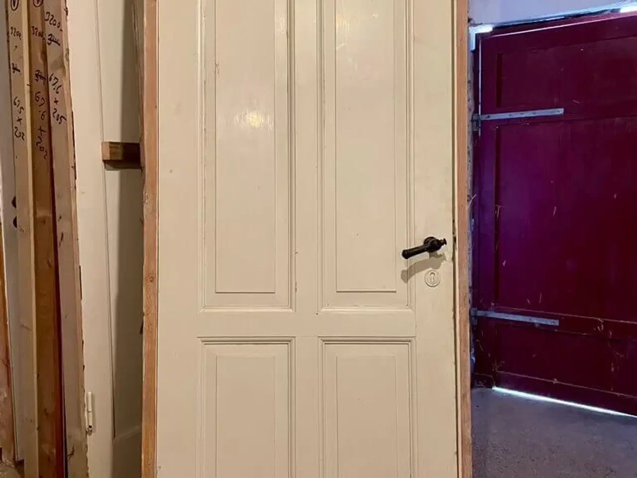 Billede 2 - Klassisk, venstrehængt Dannebrogsdør m. karm