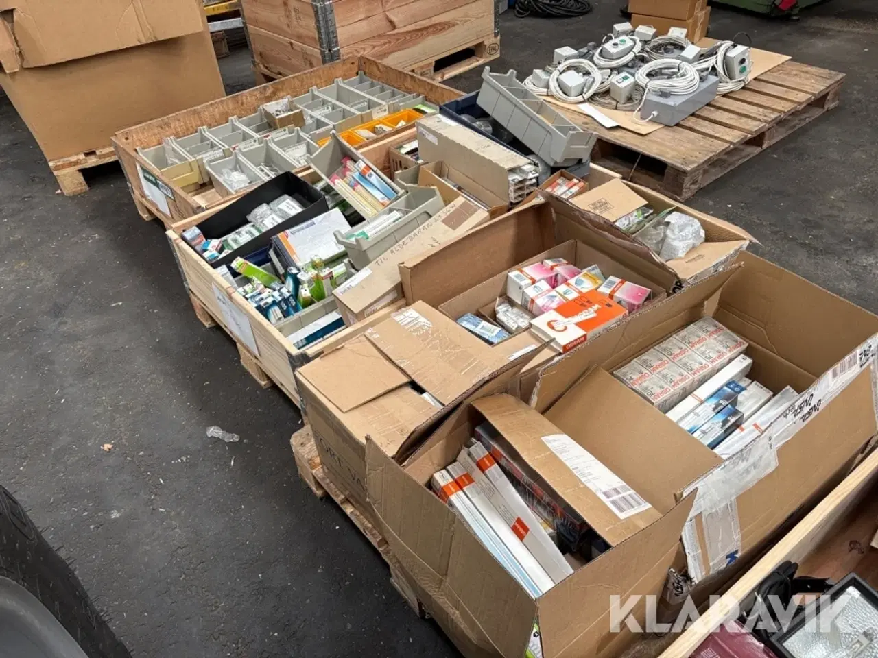 Billede 1 - Pærer og el-udstyr 3 paller