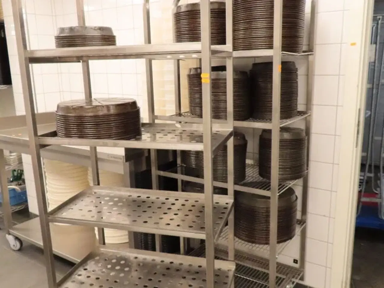 Billede 1 - To reoler på hjul