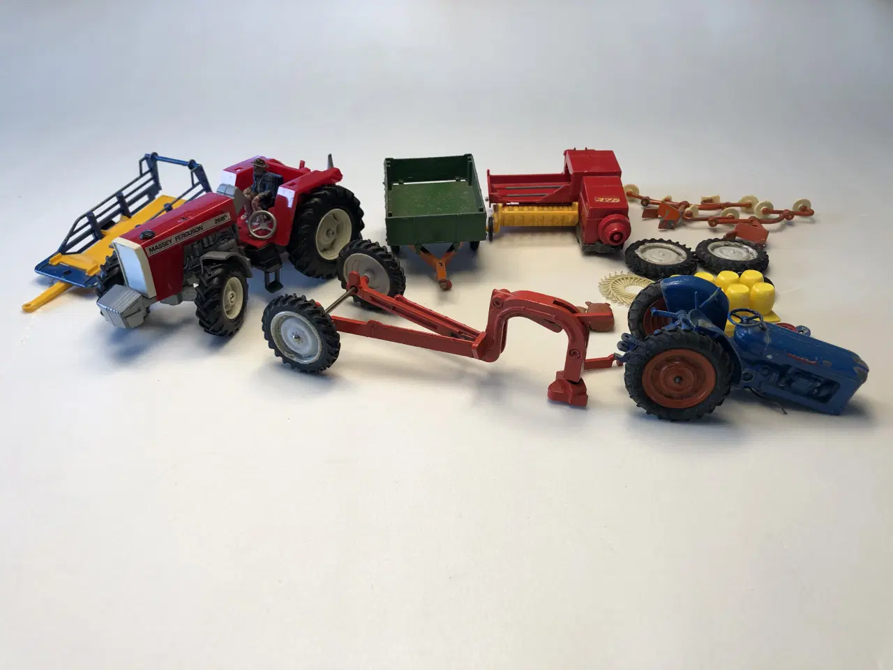 Billede 1 - BRITAINS...TRAKTOR og REDSKABER