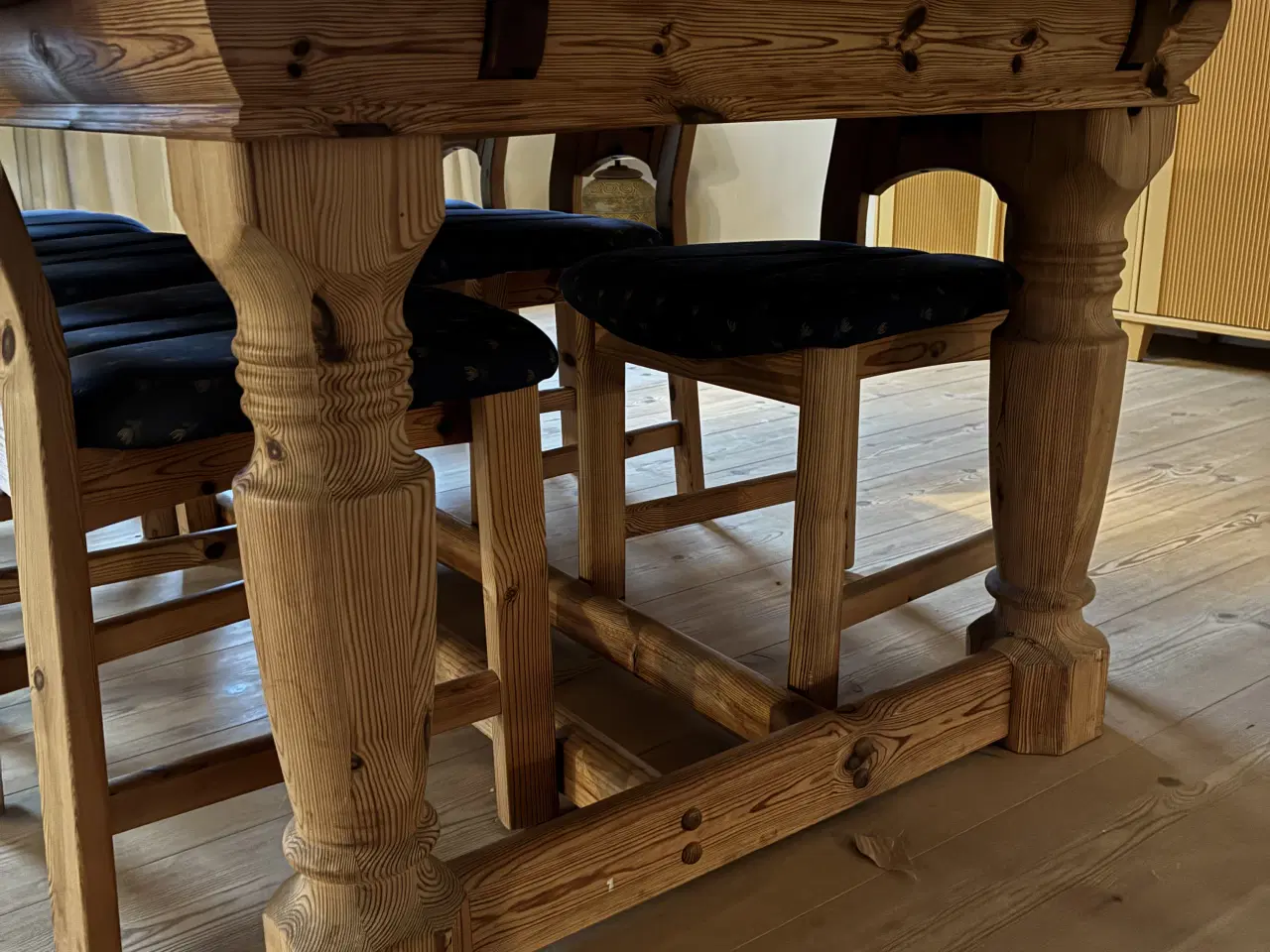 Billede 7 - Velholdt solidt spisebord