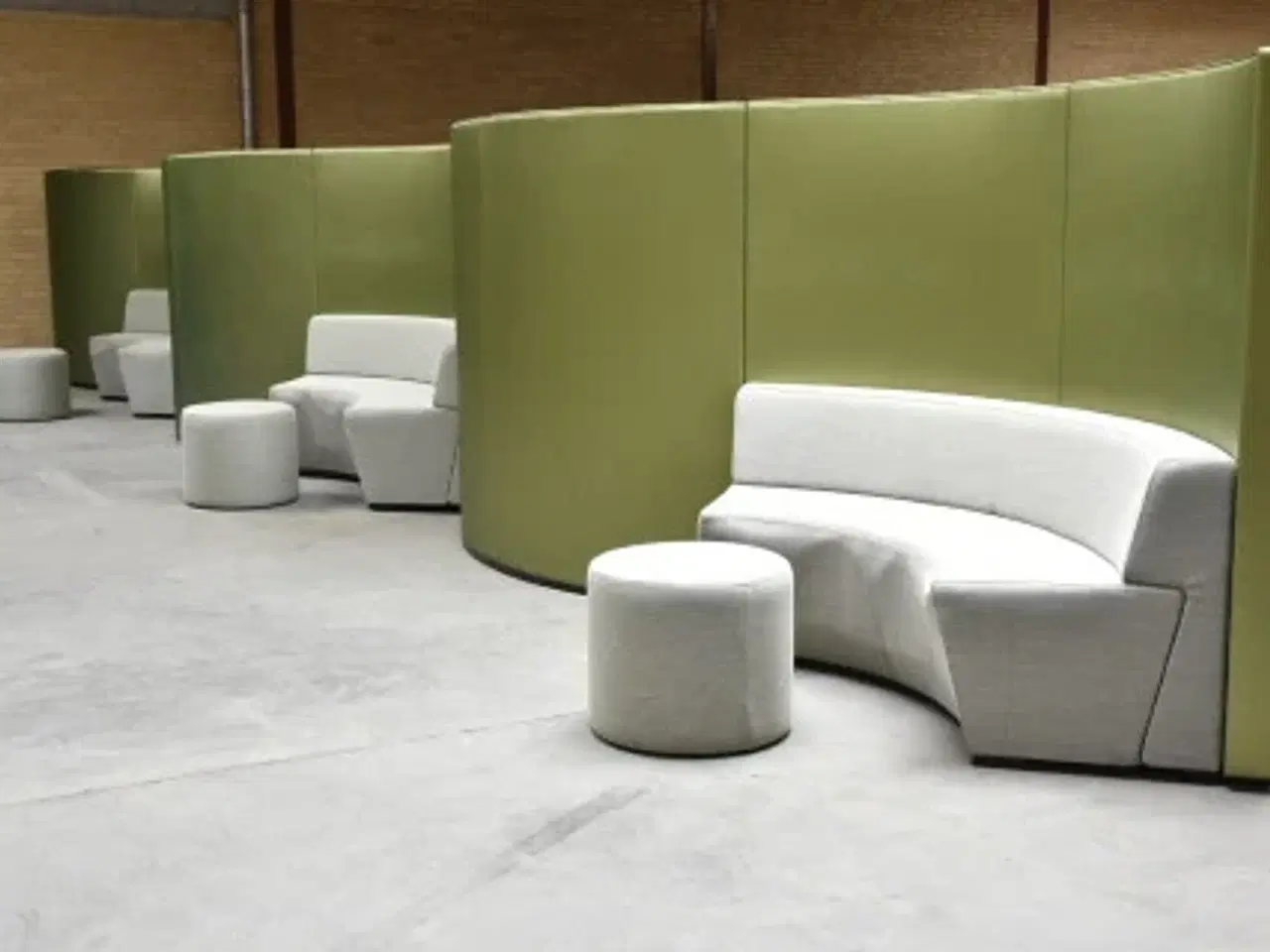 Billede 2 - Loungemøbel med seks sofaer og tre puffer