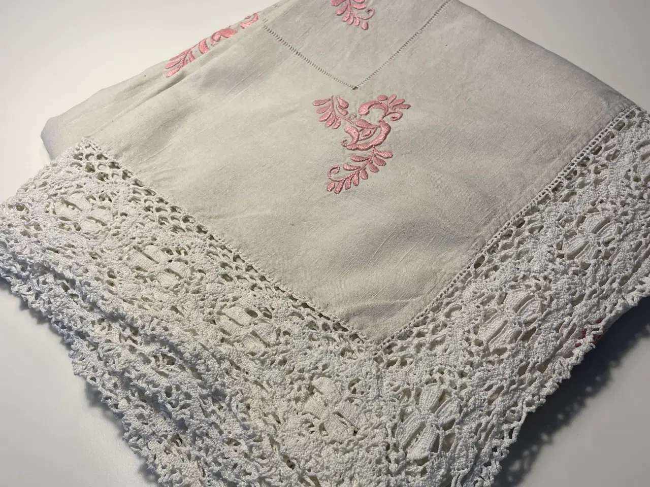 Billede 1 - Dug med lyserødt broderi og blonde kanter