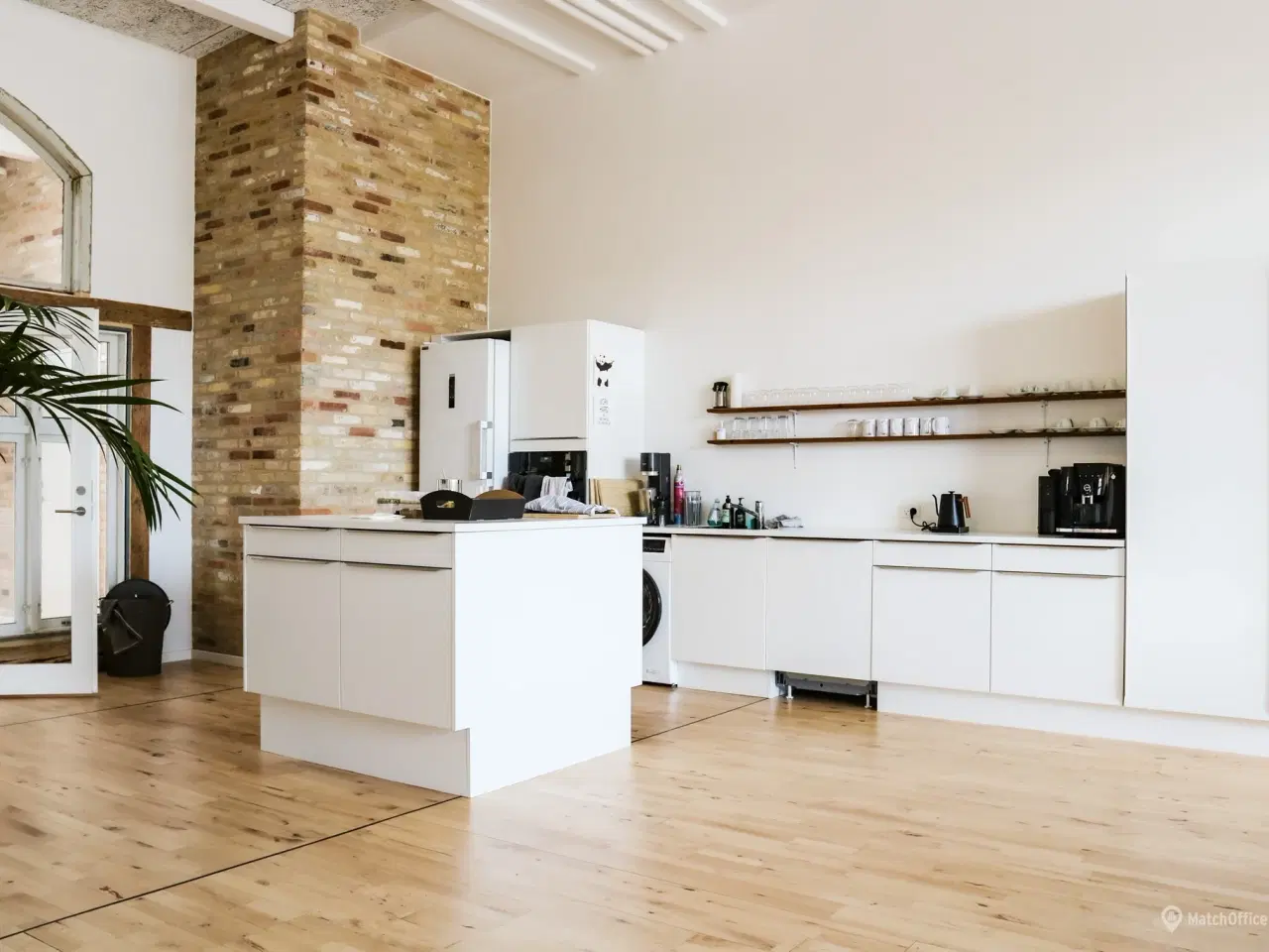 Billede 8 - Højloftet kontor med showroom, lounge eller let lager