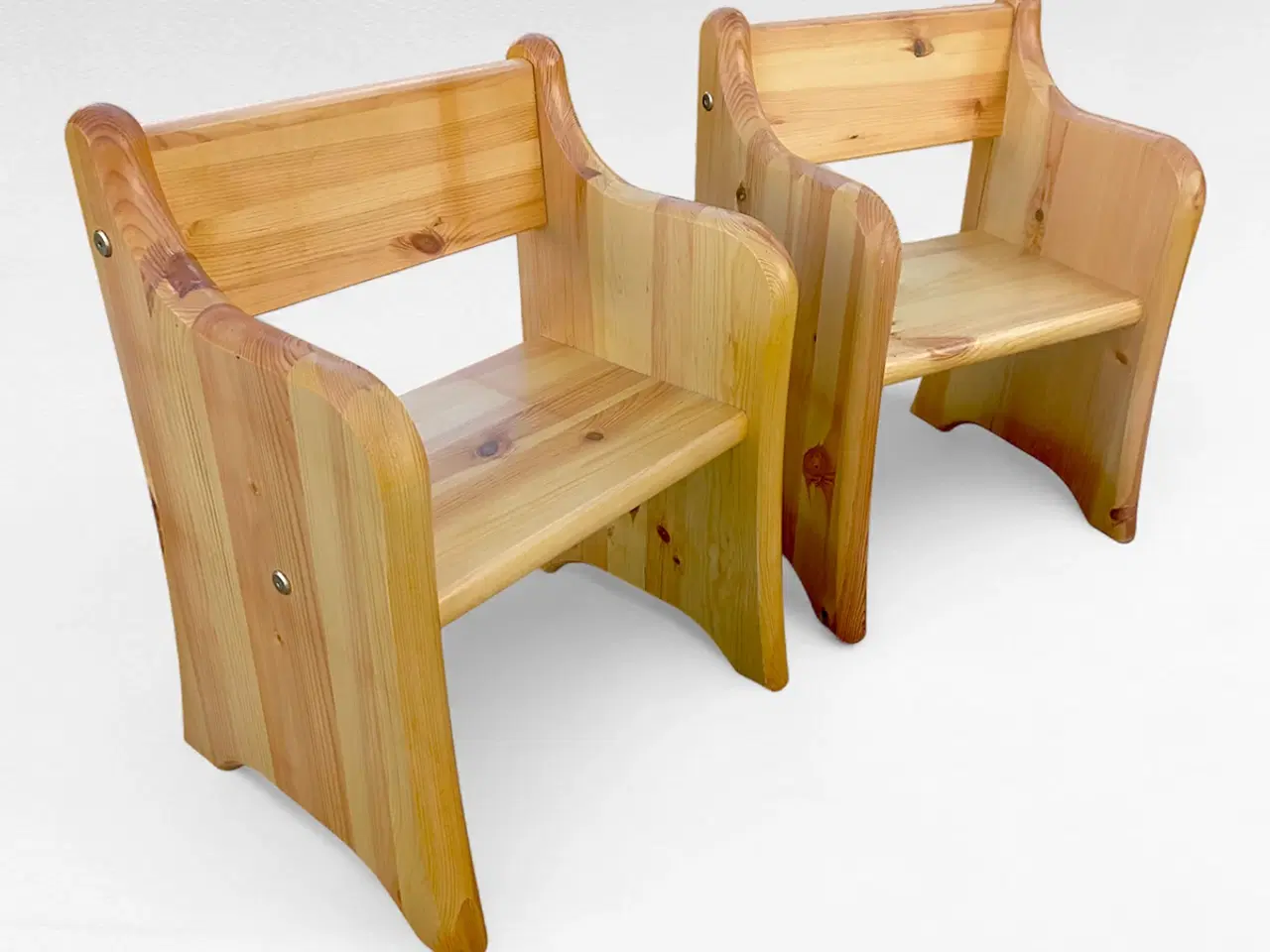 Billede 6 - Robust barnestol i massivt lakeret fyrretræ