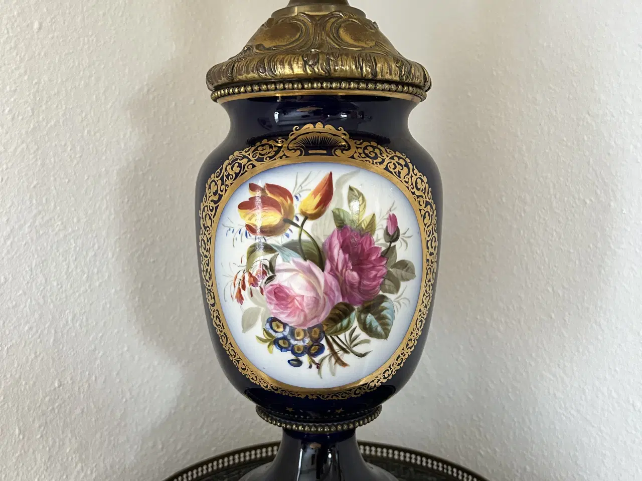 Billede 1 - 2 lamper med forskelligt blomster motiv 