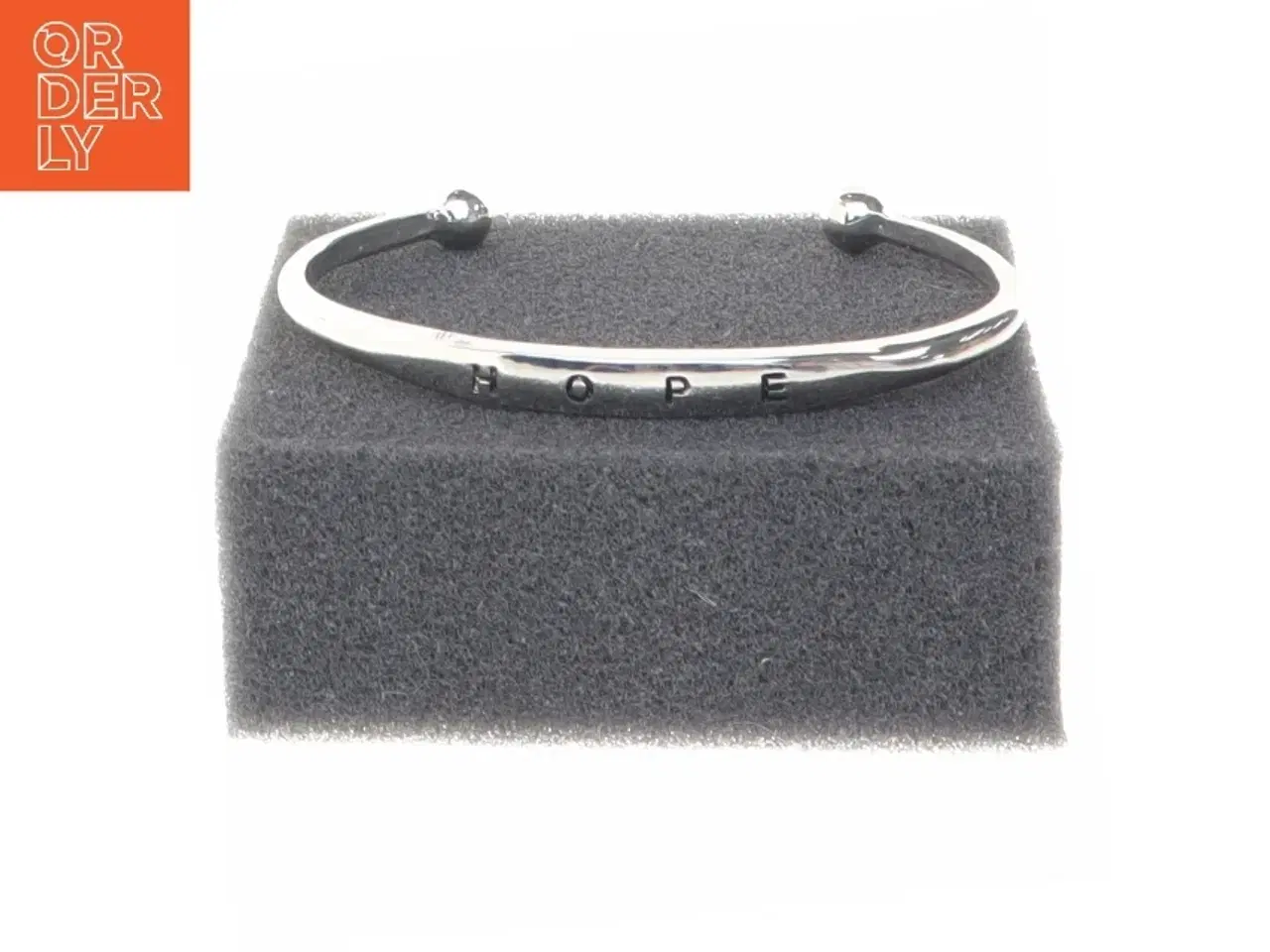 Billede 2 - Sølvfarvet armbånd med indgravering (str. Ø 6,5 cm)