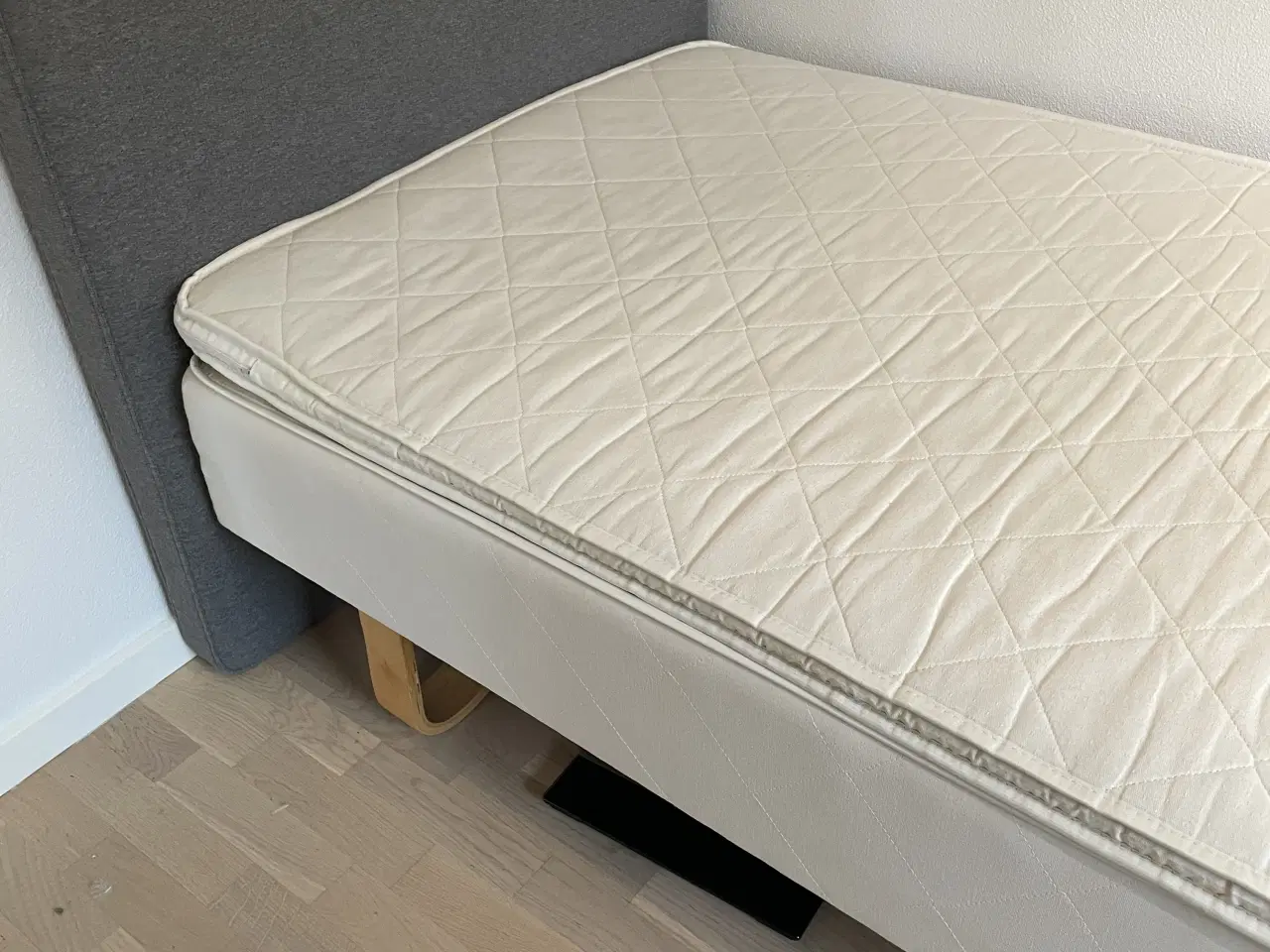 Billede 2 - Seng med topmadras sælges