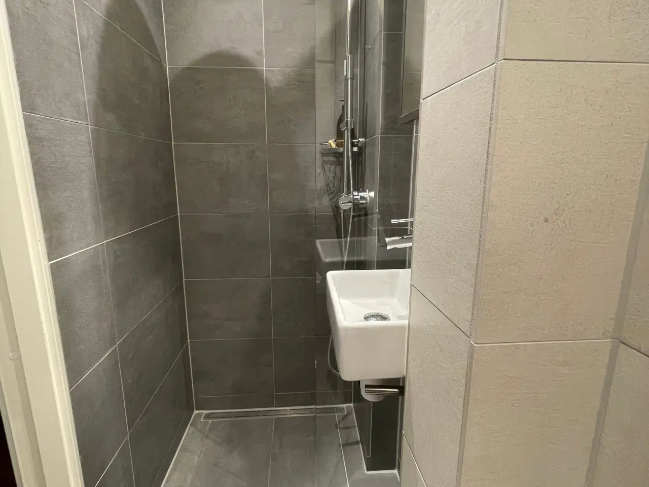 Billede 5 - Grå badeværelsesfliser