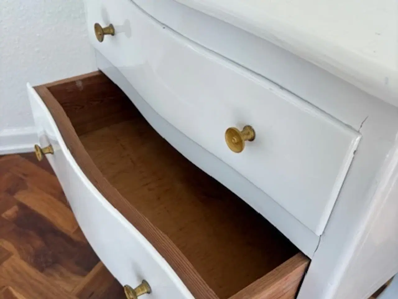 Billede 5 - Hvid kommode med 2 skuffer og messinggreb