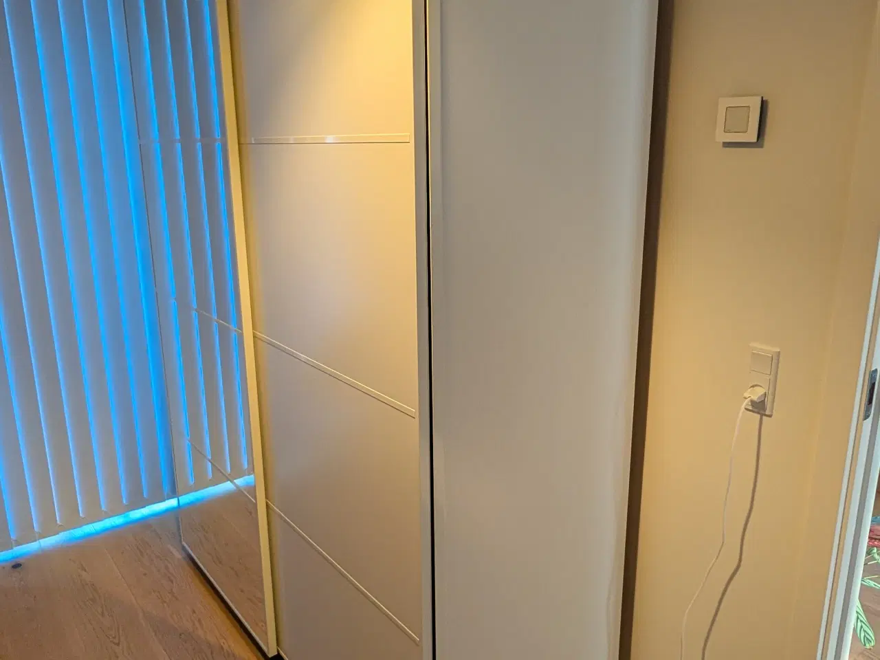 Billede 2 - Garderobeskab med skydelåger