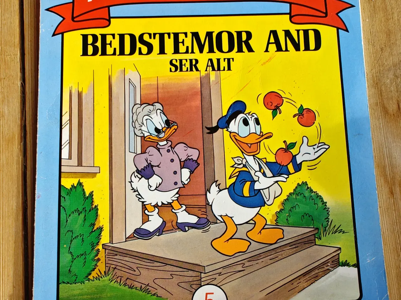 Billede 1 - Disneys Min godnathistorie Bedstemor And ser alt