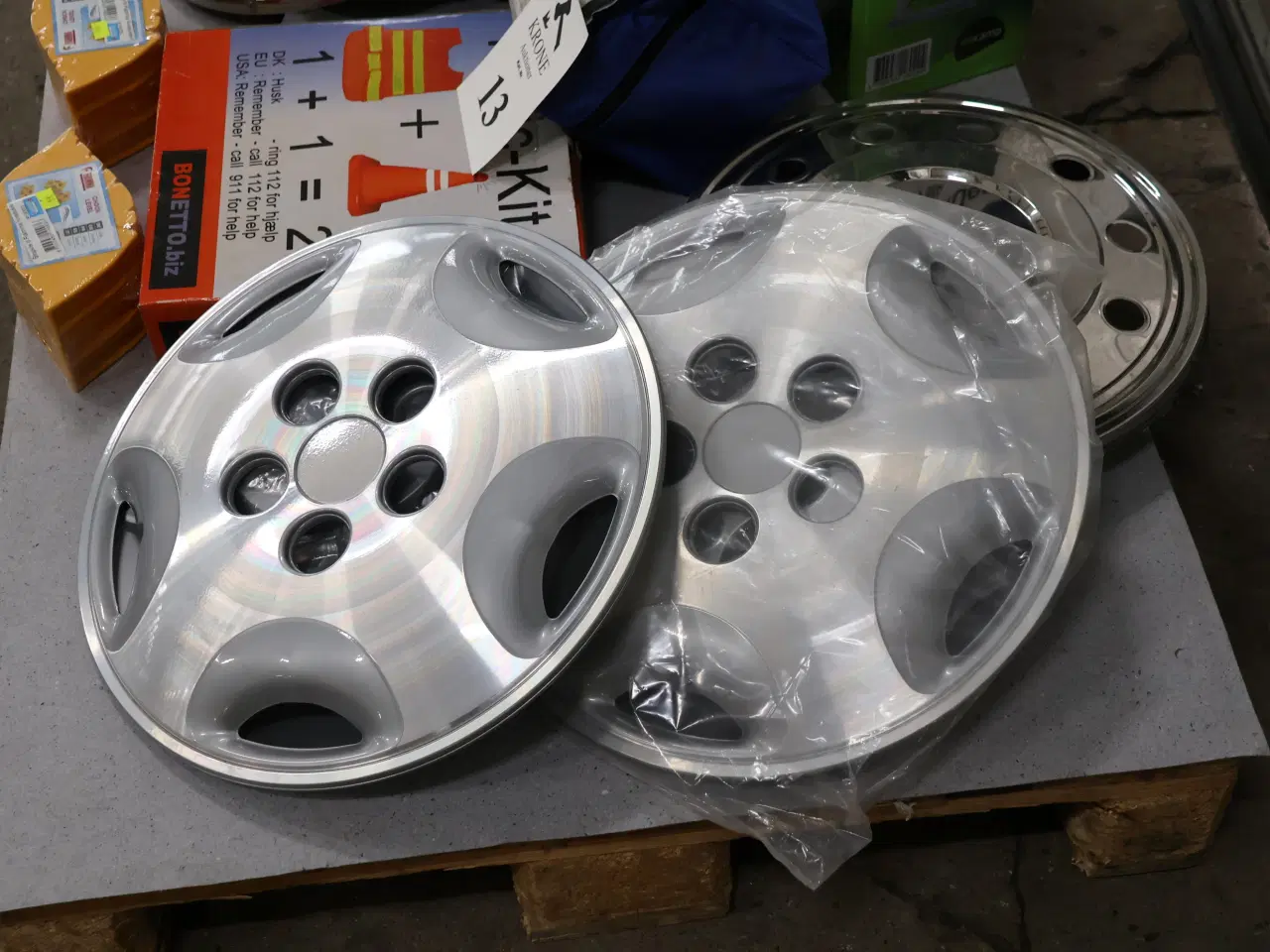 Billede 3 - Div Hjulkapsler, bærefødder, kompressor mm.