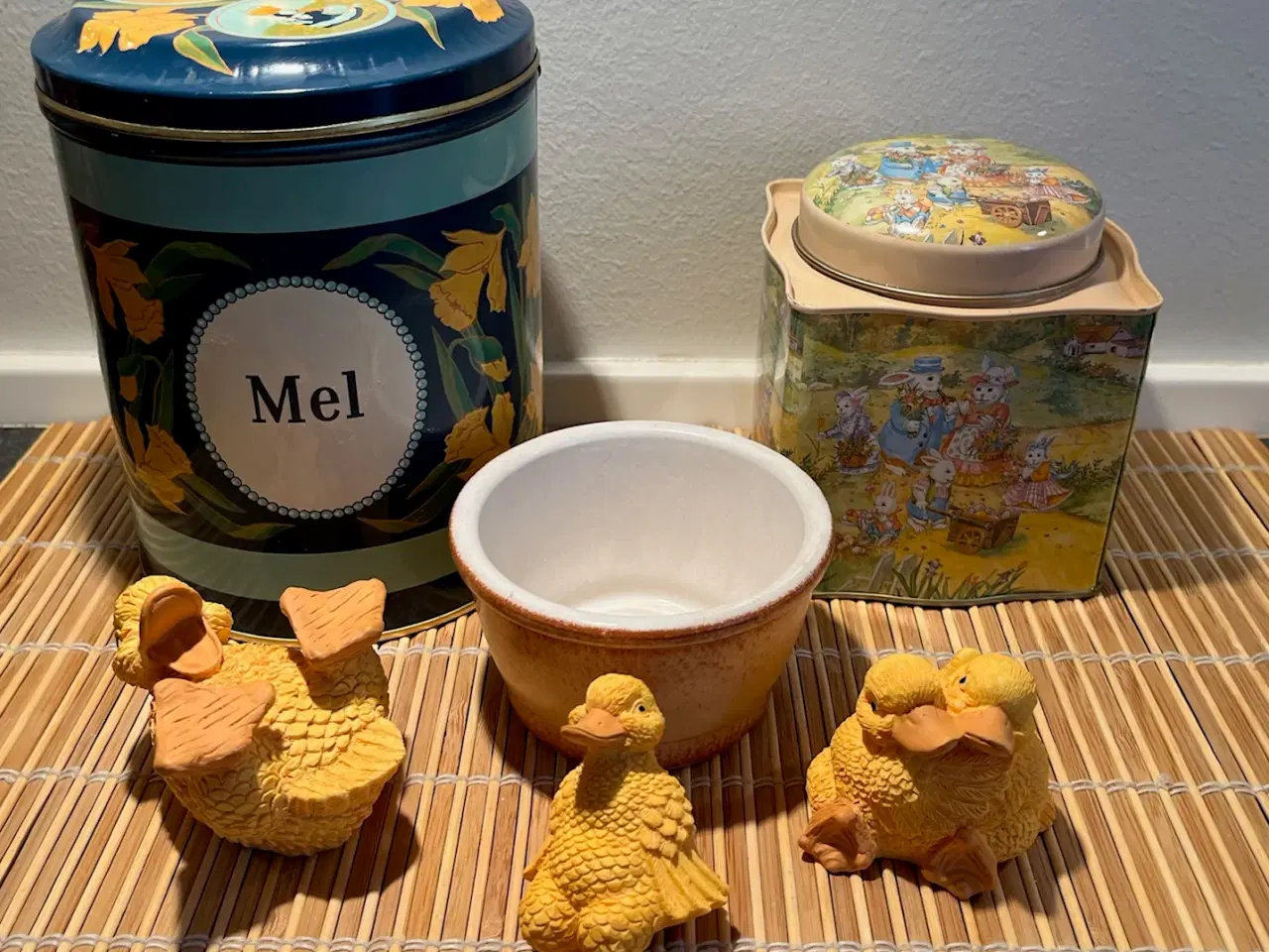 Billede 4 - Vintage påskeblikdåse med kaninfamilie og påskeæg