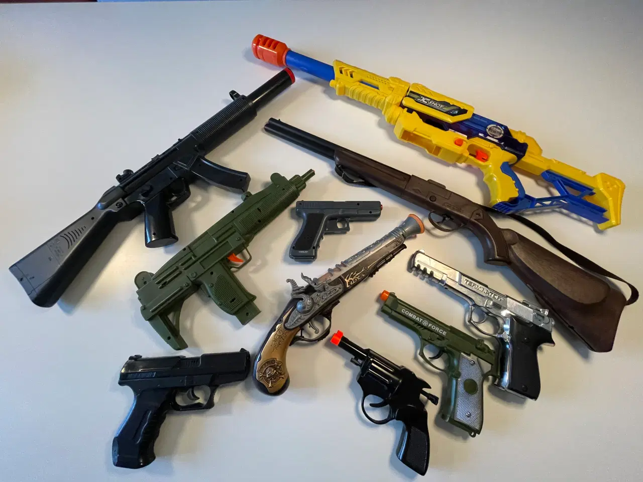 Billede 3 - Legetøjsvåben i træ eller plastic