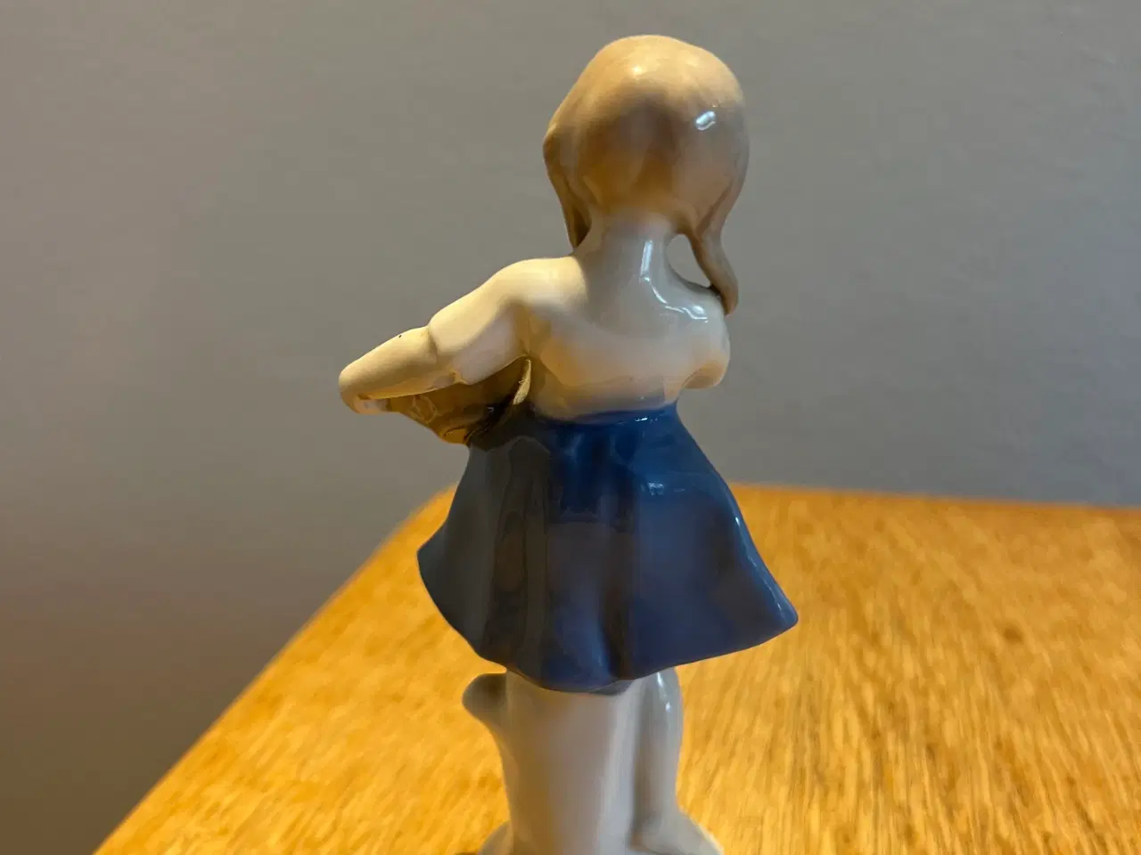 Billede 2 - Porcelænsfigur pige med blomster