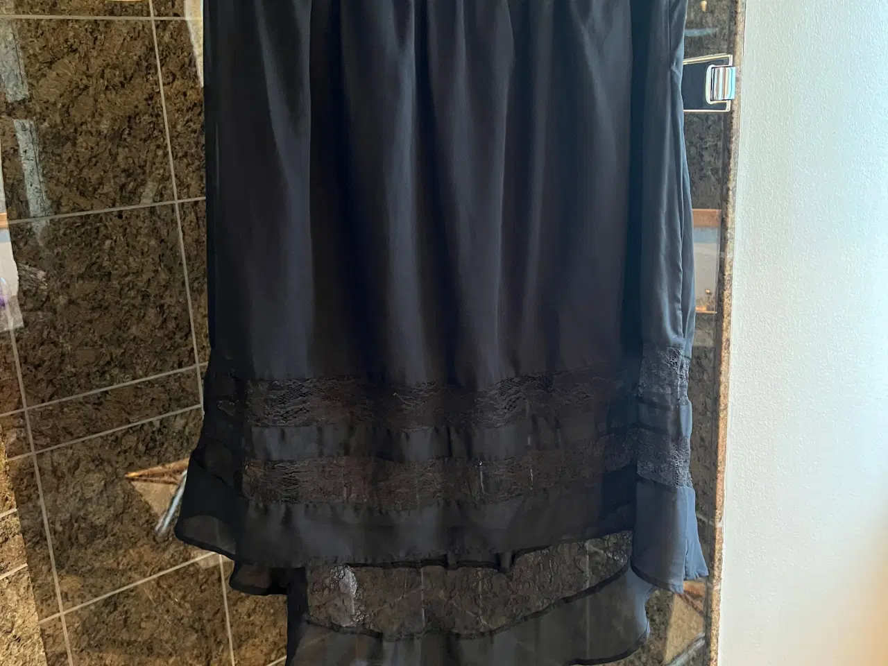 Billede 3 - Smuk sort nederdel med blonder str 40