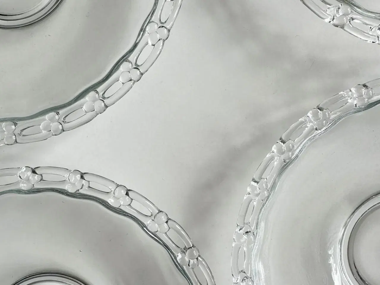 Billede 6 - Kagetallerkner, klart glas m gennembrudt kant, 6 stk samlet