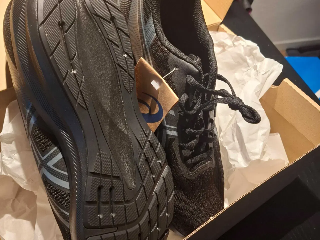 Billede 3 - ASICS sko, 45. Nye med kasse og mærke på.