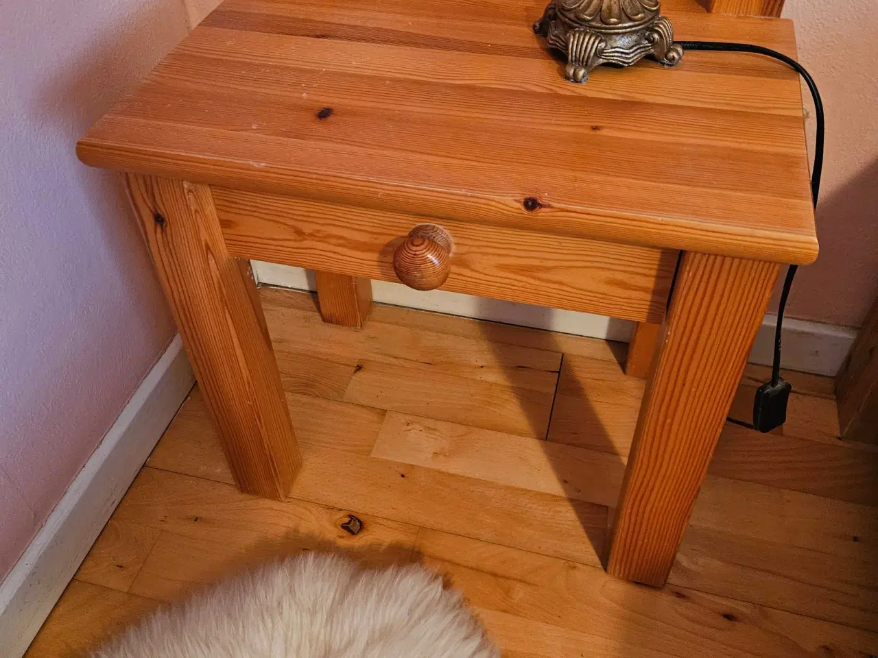 Billede 3 - Fyrretræs seng med sengebord