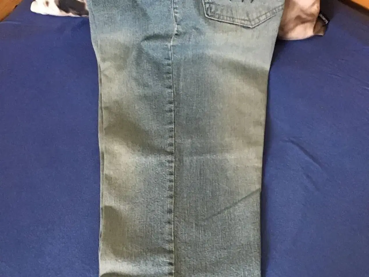 Billede 2 - Lysblå jeans til salg