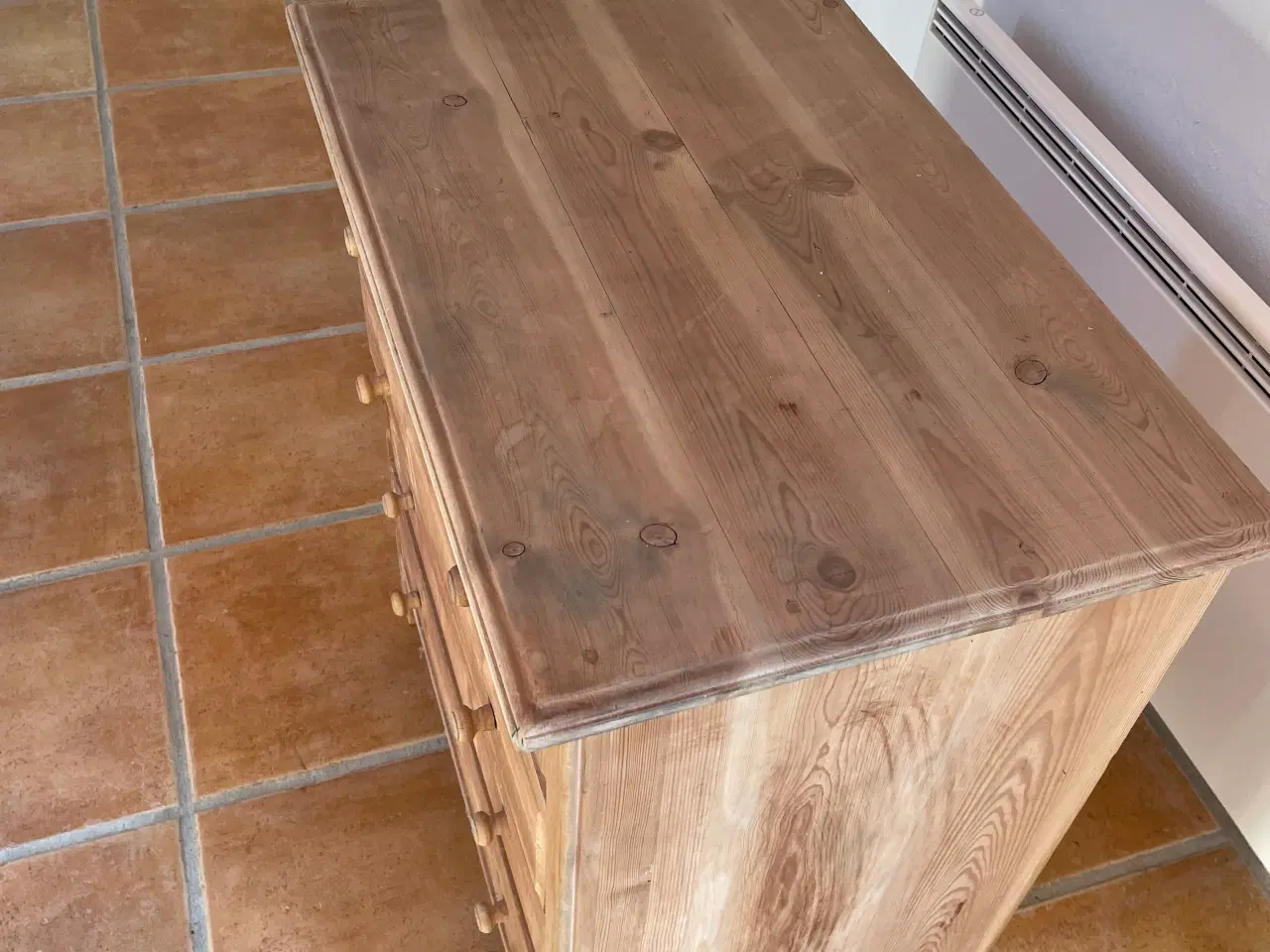 Billede 2 - Afsyret kommode i fin stand
