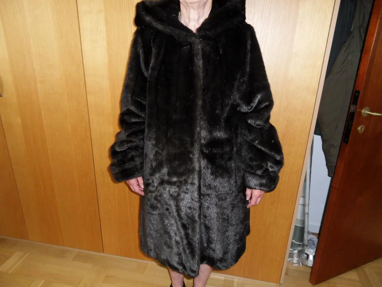 Billede 4 - PELS. Kunstpels med foer og hætte. Perfekt stand