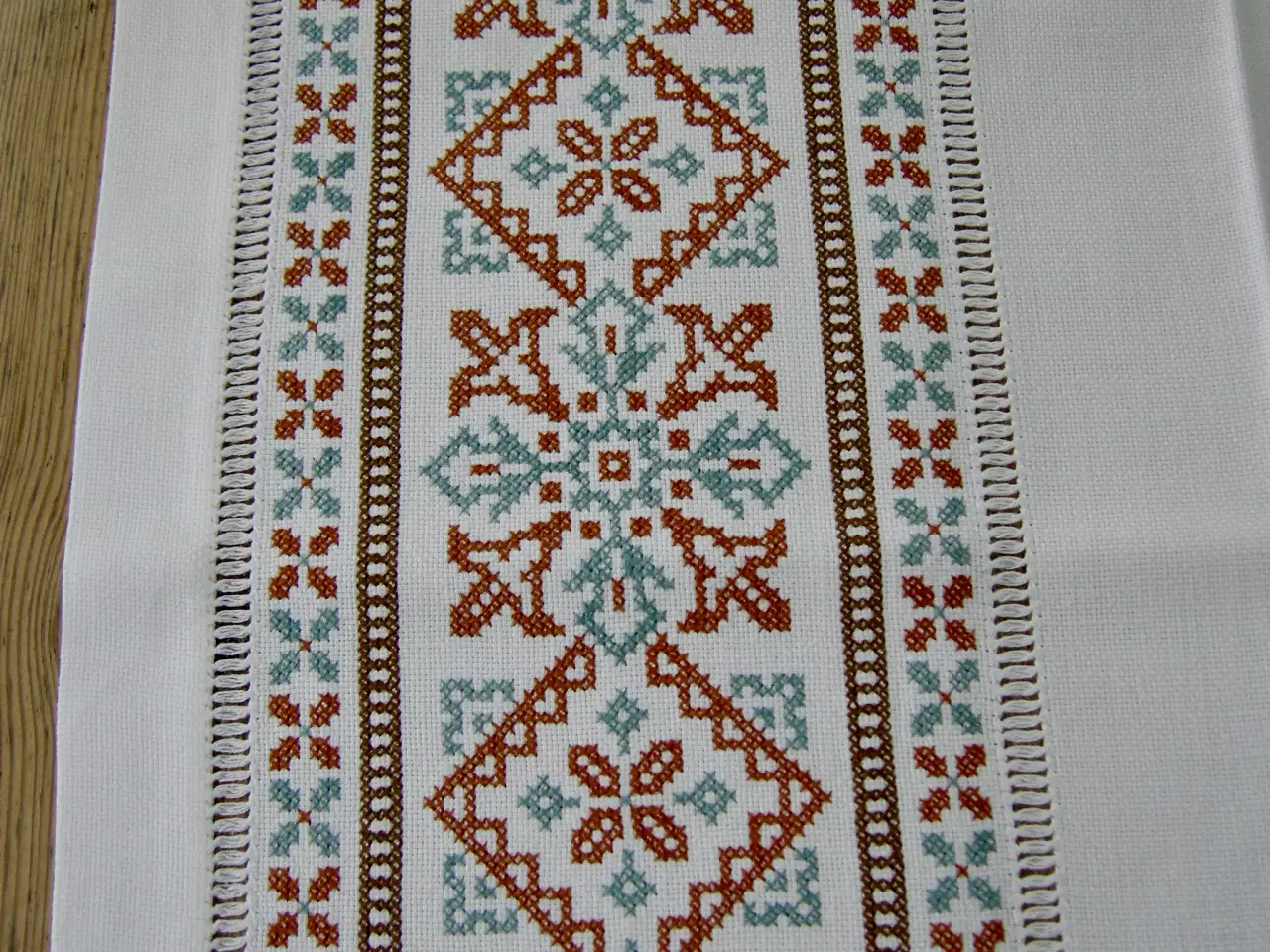Billede 8 - Broderet dug, Korsstingsbroderi, Håndbroderet dug