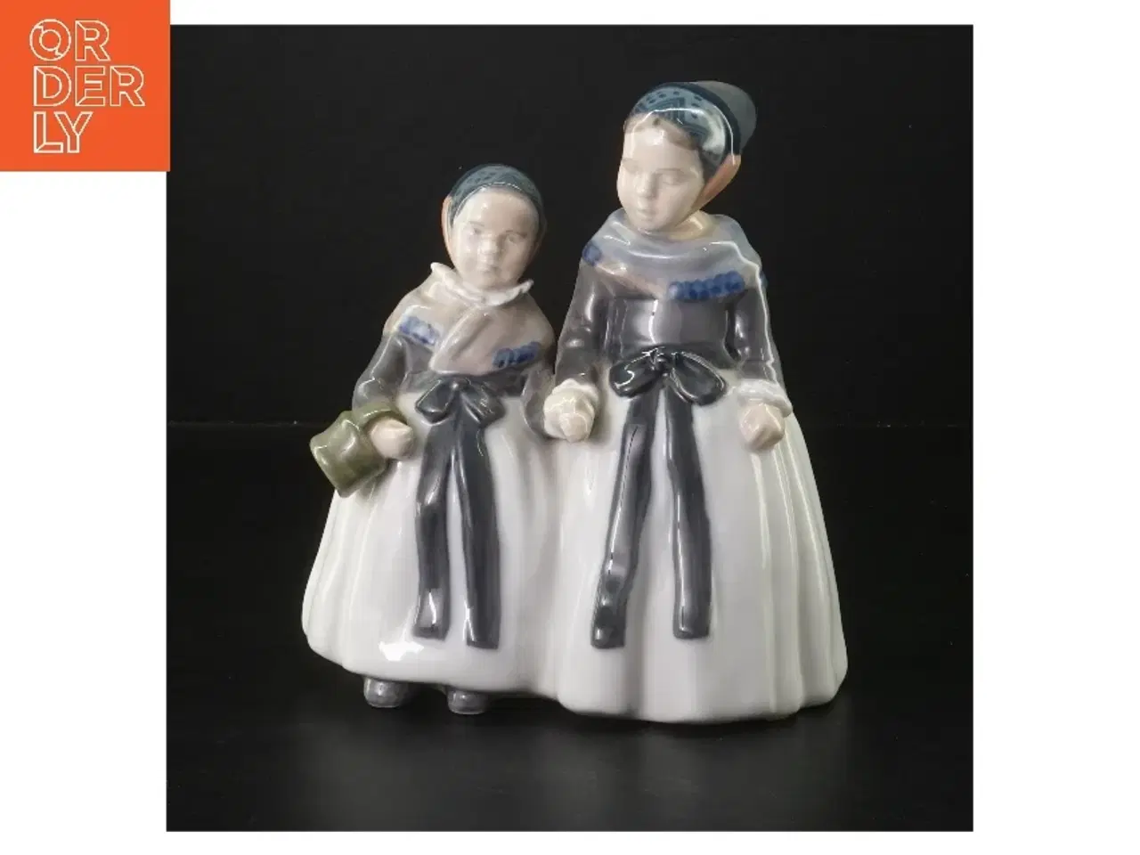 Billede 1 - To Amagerpiger, Royal Copenhagen figur 1316 (str. 19x17 cm) fra Royal Copenhagen