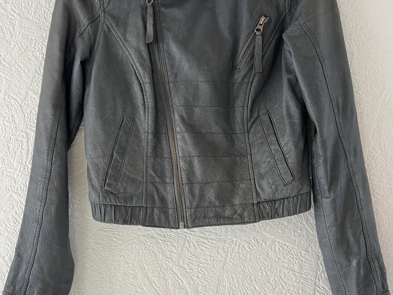 Billede 1 - Grå Skindjakke fra Phobia. (Str. 36)