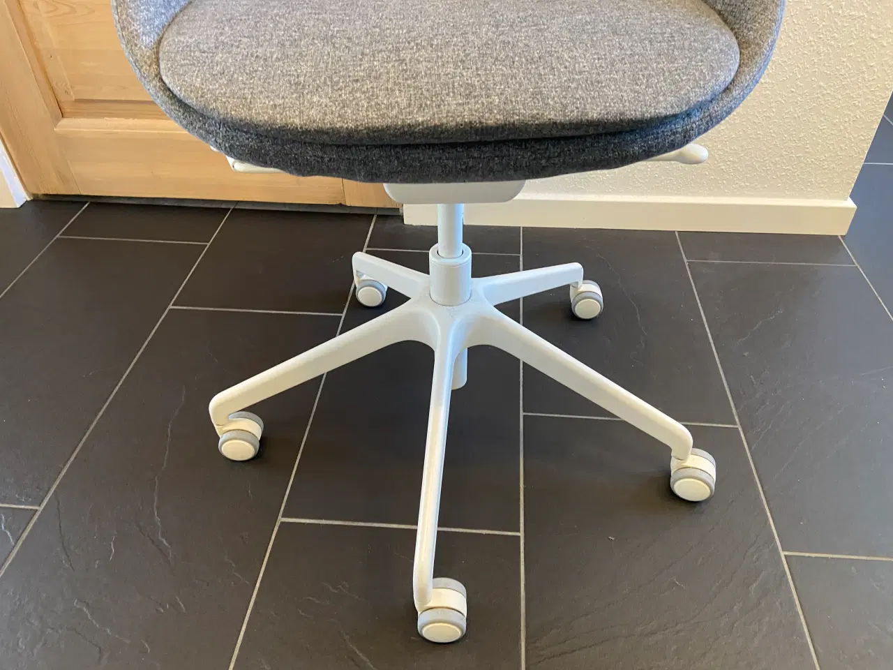 Billede 9 - IKEA Hattefjäll kontorstol grå med hjul