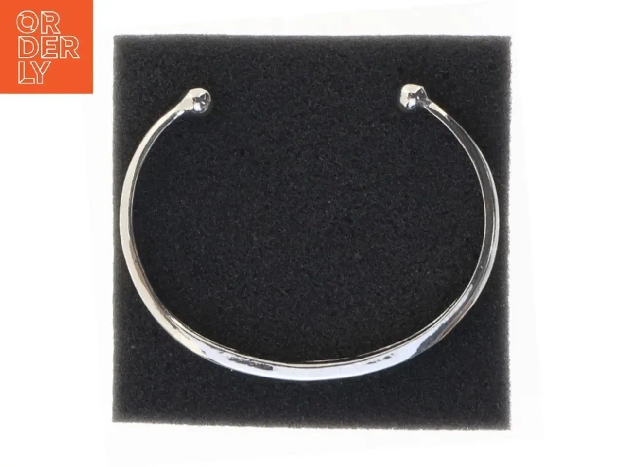 Billede 1 - Sølvfarvet armbånd med indgravering (str. 6,5 cm)