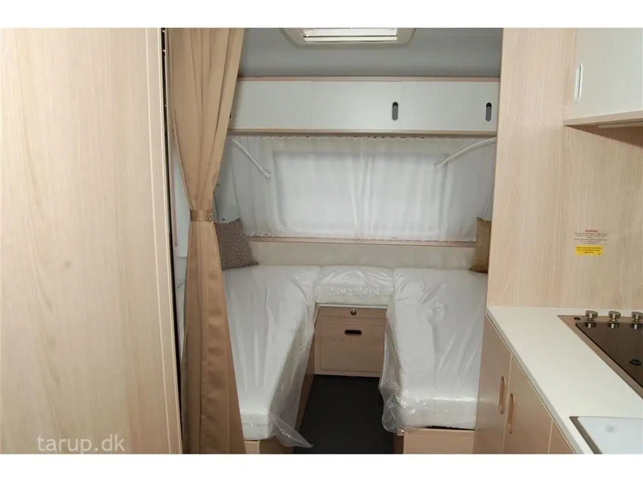 Billede 8 - 2024 - Adria Aviva 492 LU   Enkeltsenge m/udtræk og elevation, endesidde-gruppe, USB-stik,  142 l.  køleskab med fryser, tv-arm,