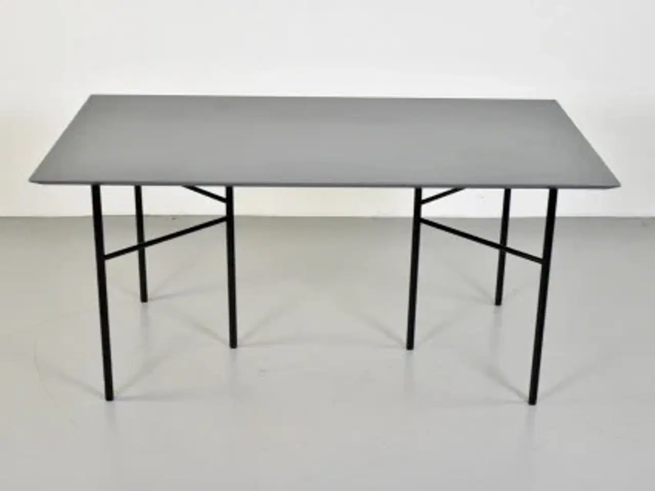 Billede 3 - Mødebord fra ferm living med grå plade og sort stel