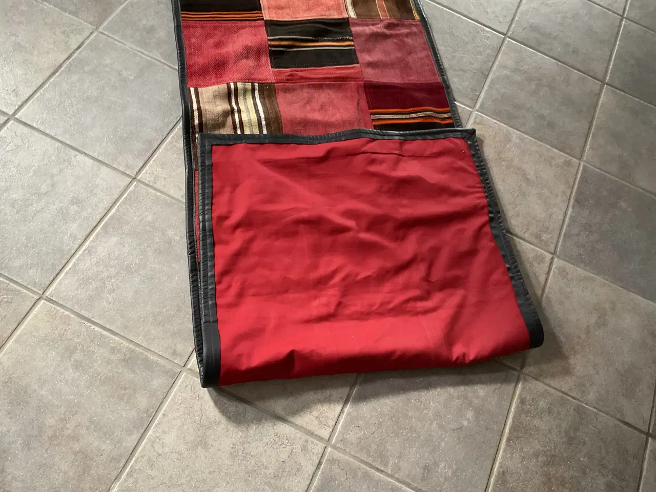 Billede 3 - Vintage kelim tæppe med sort læderkant