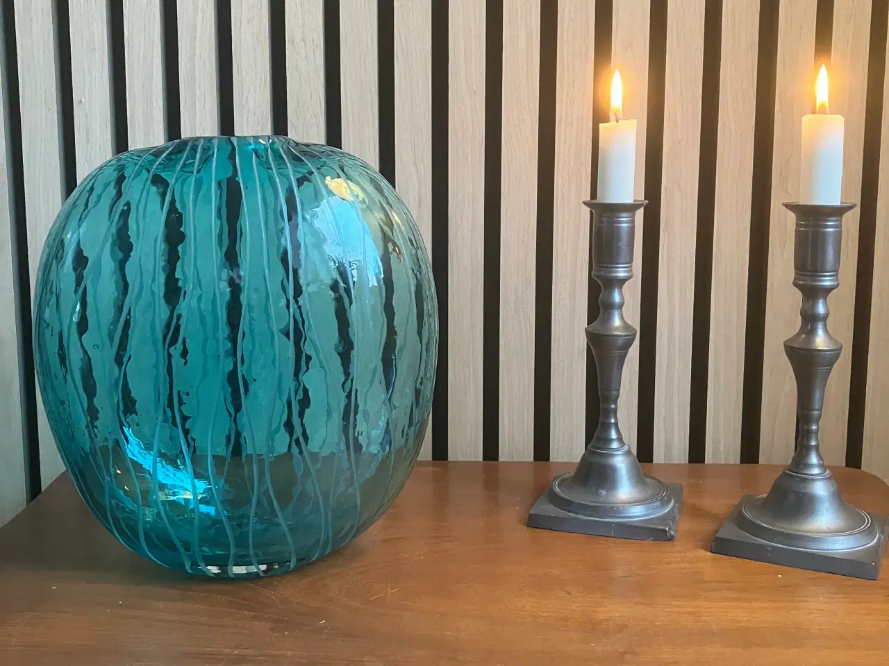 Billede 1 - Smuk turkise glasvase  med hvide striber.