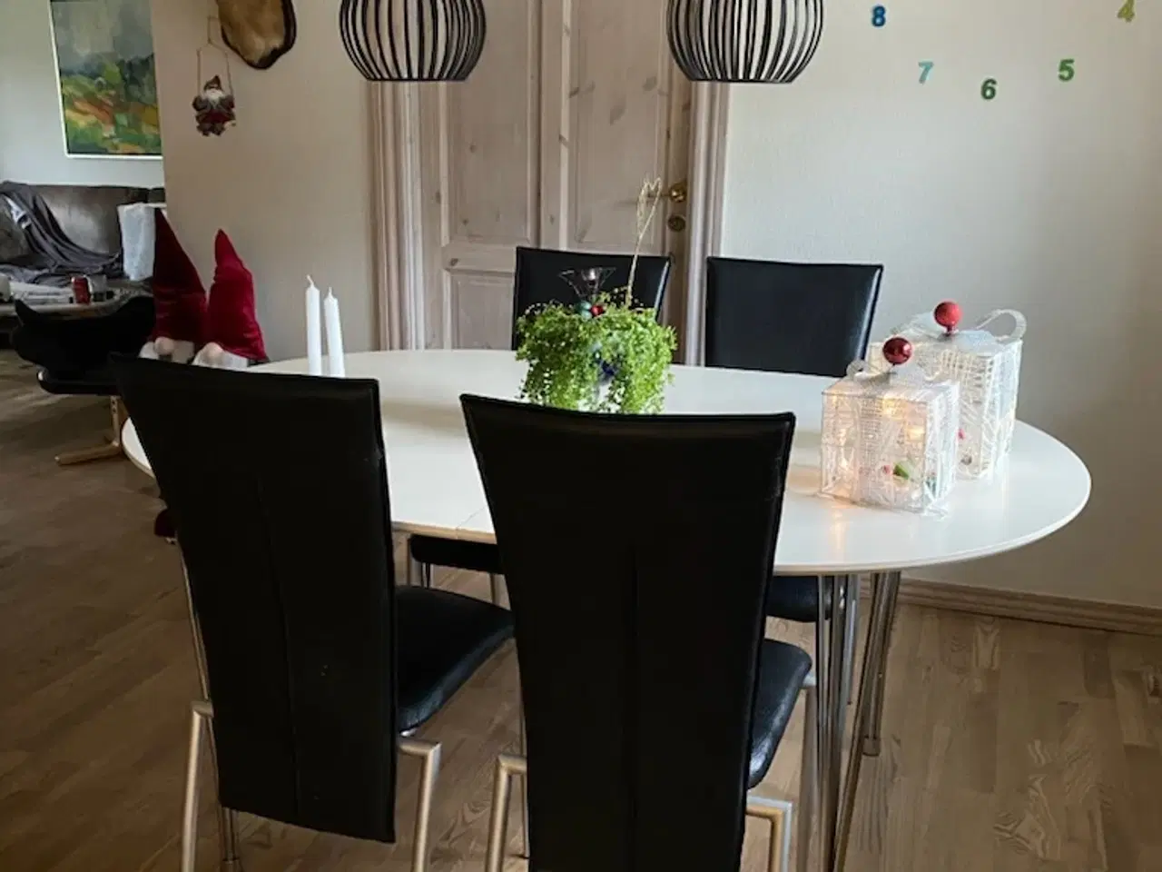 Billede 1 - Spisebord med stole