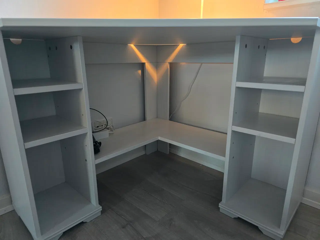 Billede 2 - Mindre hvidt hjørneskrivebord