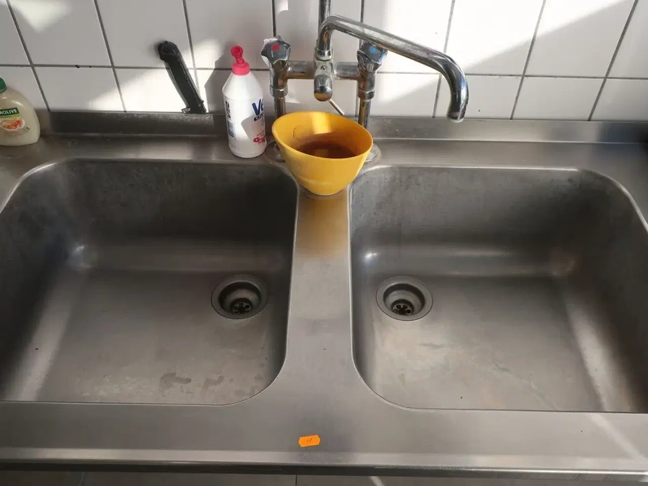 Billede 3 - Dobbelt vaskebord med armatur