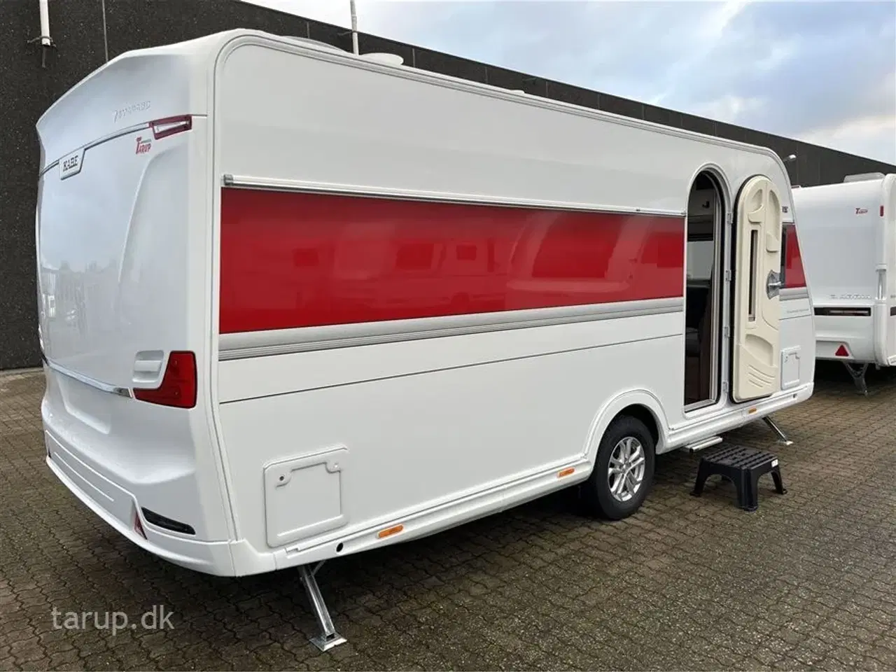 Billede 2 - 2026 - Kabe Smaragd 520 XL KS Premium Line   Fransk seng, rundsiddegruppe i mørkegråt skind, ALDE centralvarme, vandbåren gulvvarme, stort kompressor køleskab