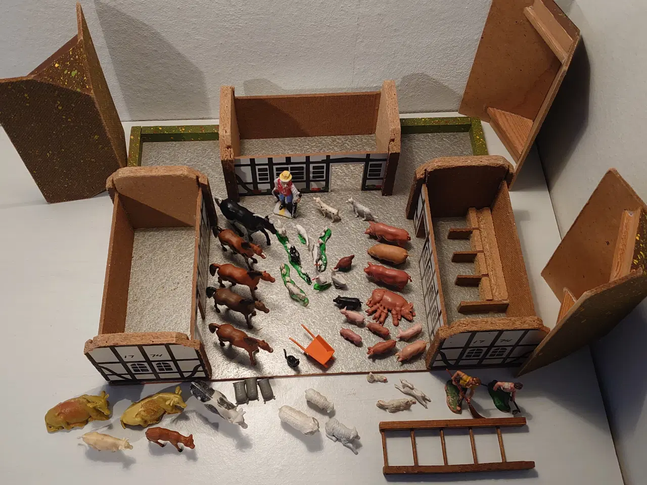 Billede 5 - Velholdt vintage træ bondegård med 45 dele.