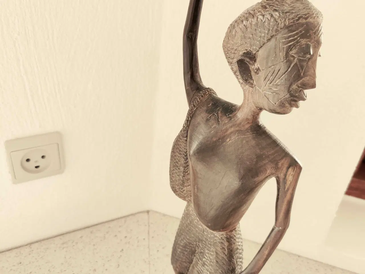 Billede 2 - Flot afrikansk træfigur i mørkt hårdttræ