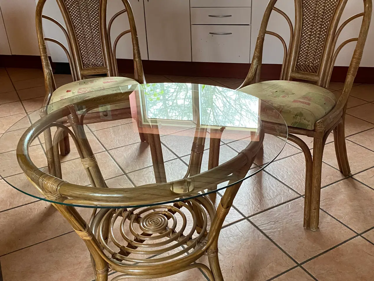 Billede 3 - 2 stk bambus stole med rund bord med glasplade